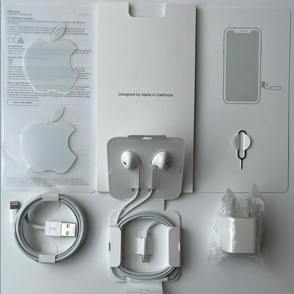 Apple White EarPhones with Lightning Cable